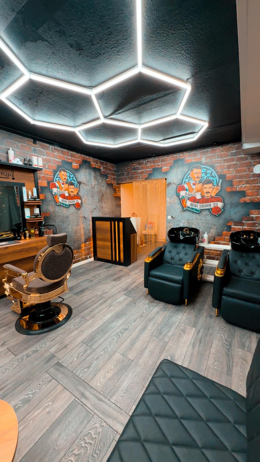 Parturi työskentelee